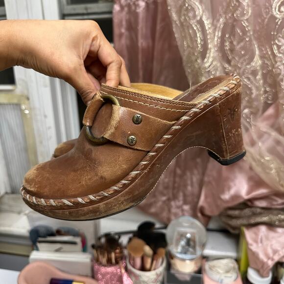 Frye Women’s Charlotte Ring Brown Distressed Heeled Clogs Mule Shoes Size 6 M - Picture 10 of 15